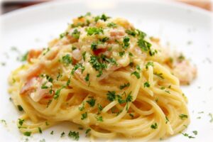 Mehr über den Artikel erfahren Carbonara Rezept: So gelingt dir die perfekte Pasta alla Carbonara