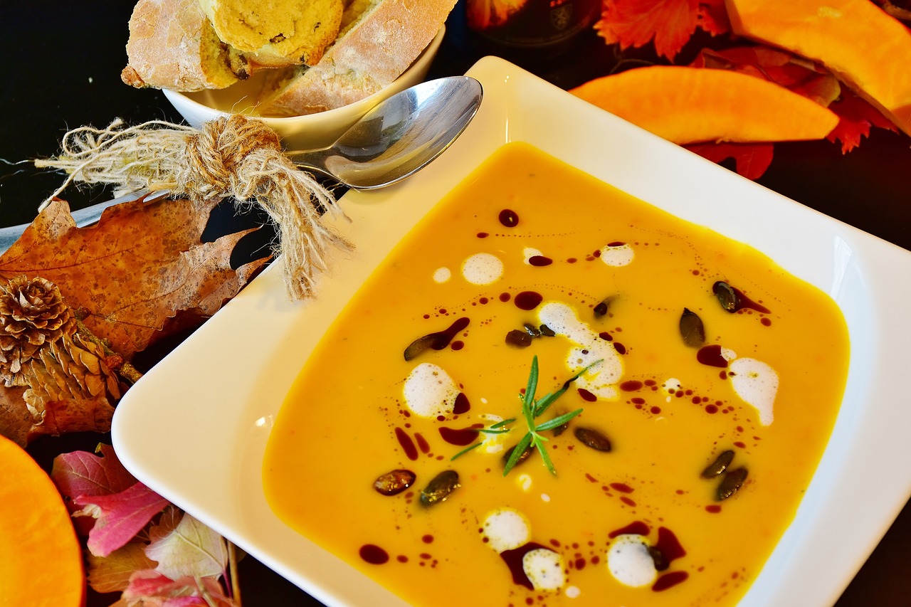 Du betrachtest gerade Kürbissuppe Rezept: Die perfekte Herbstsuppe für kalte Tage